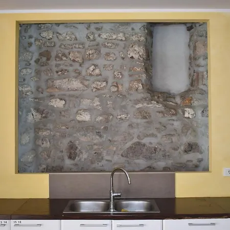 House אכסניה *